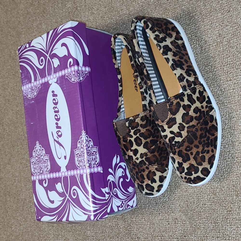 Forever Womens Murphy 23 Loafer Flat Shoes Cap Toe Slip On Leopard Brown 6 NIB
